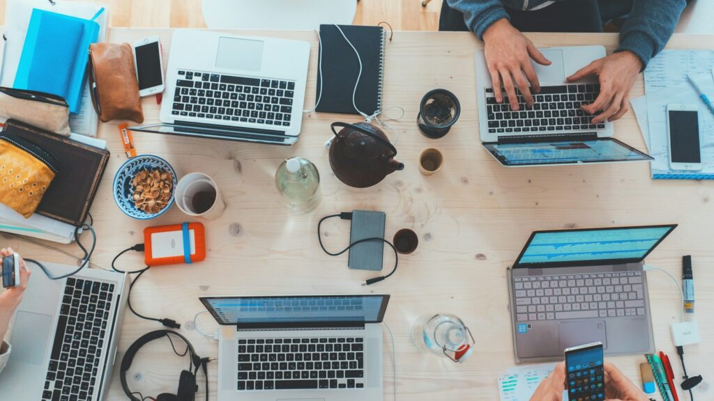 Équipe au travail sur des ordinateurs portables pour la présence en ligne d'une entreprise