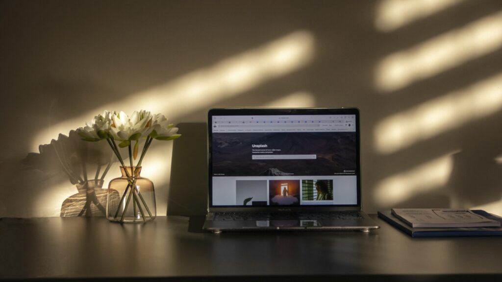 Ordinateur portable sur un bureau pour créer un site Internet