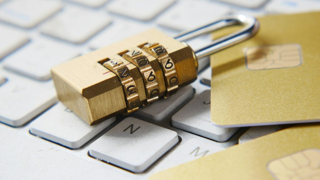 Cadenas posé sur un clavier d'ordinateur, symbole de la protection des renseignements personnels