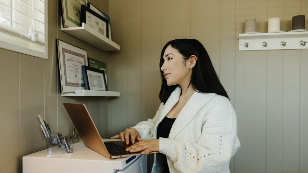 Propriétaire d'une petite entreprise travaillant sur son site Web à l'ordinateur